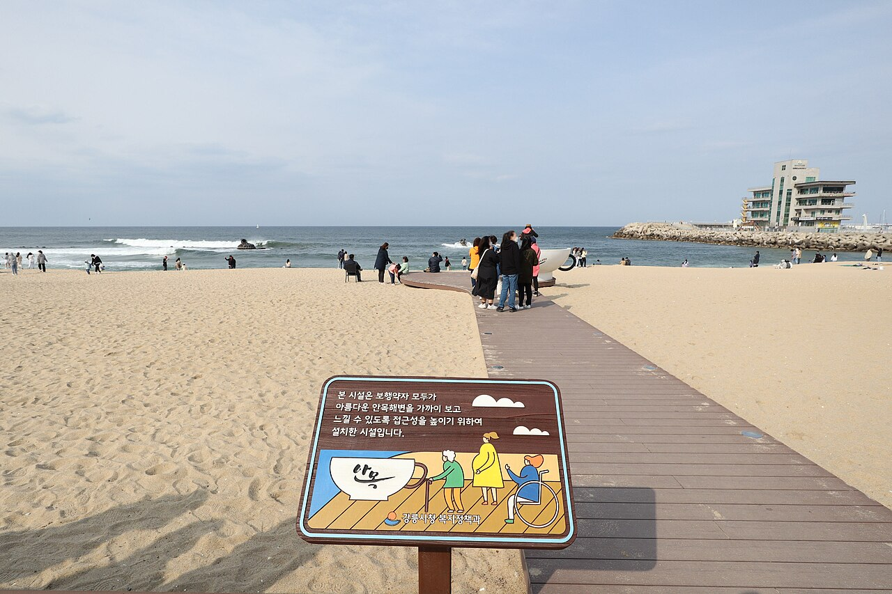 Anmok Beach and coffee district, Gangneung